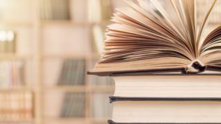 Libros en una biblioteca.