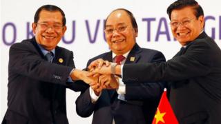 Thủ tướng Campuchia Hun Sen (trái), Thủ tướng Nguyễn Xuân Phúc và Thủ tướng Lào Thongloun Sisoulith tại Hội nghị Campuchia-Lào-Việt Nam hồi tháng Ba