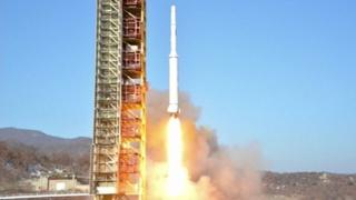 Изображение с северокорейского телевидения о запуске ракеты 7 февраля 2016 года