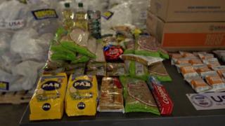 Productos de las cajas que esperan en la ciudad de Cúcuta para cruzar la frontera y llegar a Venezuela.