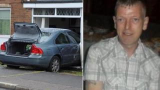 Bu'n rhaid i Stephen Powell neidio allan o'r ffordd wrth i'r car yrru mewn i'w ystafell fyw ddydd Gwener