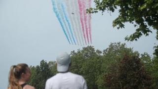 Die roten Pfeile fliegen über den St. James 'Park im Zentrum von London