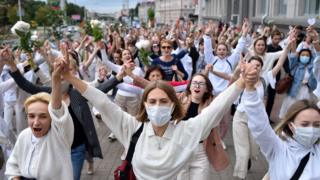 Frauen in weißen Kleidern protestieren bei den jüngsten Kundgebungen gegen Polizeigewalt