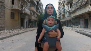 Waad al Kateab y su hija Sama, quien nació en medio del conflicto sirio.