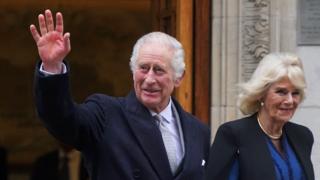 King leaves hospital with Camilla