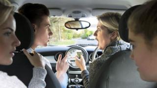 Familia discutiendo en el auto