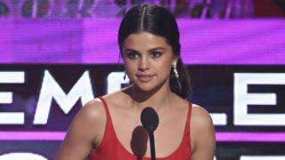 Selena Gómez recibe el premio a artista favorita de Rock/Pop en los American Music Awards.