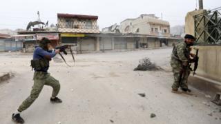 Geçen hafta, Afrin'in Cinderes ilçesinde çekilen, çatışmalardaki ÖSO militanlarını gösteren bir fotoğraf.