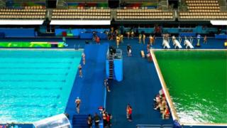 Cor da piscina que sediou prova de salto sincronizado feminino contrastava com a da vizinha, que servia de palco para o polo aquático