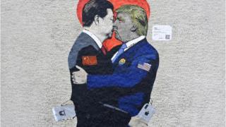 العلاقة بين الرئيس الأمريكي ونظيره الصيني بريشة فنان إيطالي