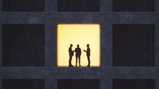 Ilustração mostra três homens conversando em único andar de prédio iluminado