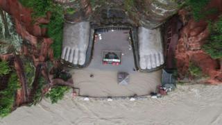 Waters reach the platform of the statue (12 Aug)