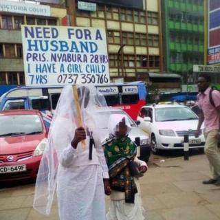 Une kenyane cherche mari dans les rues de Nairobi
