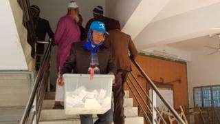 চট্টগ্রামে ভোটের আগে ব্যালট বাক্স ভরা দেখতে পান বিবিসি'র সাংবাদিক