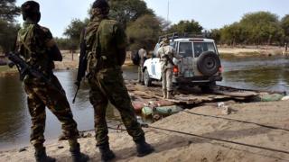 Des militaires Tchadiens regardent un véhiculent de l'Onu traverser le lac Tchad (illustration).