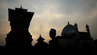 Sejumlah warga mengunjungi Masjid Menara Kudus di Desa Kauman, Kudus, Jawa Tengah, Sabtu (19/5). Selama Ramadan Masjid yang termasuk cagar budaya yang dibangun pada masa Sunan Kudus pada tahun 1549 Masehi dengan arsitektur perpaduan budaya Islam dengan budaya Hindu yang mempunyai menara seperti candi tersebut ramai dikunjungi umat Islam baik dari Kudus maupun daerah lain untuk beribadah dan berwisata religi.