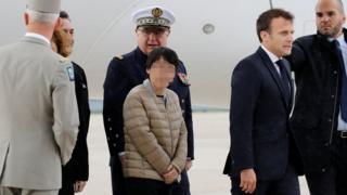 (캡션) 아프리카 서부 부르키나파소의 무장단체 납치범들에게 붙잡혀 억류돼 있다 풀려난 한국인, 프랑스인, 미국인이 피랍자들이 프랑스에 도착했다