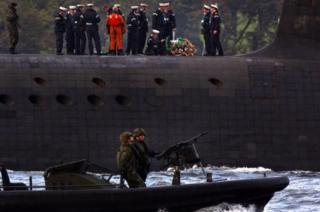 Подводная лодка "Трайдент" уходит с военно-морской базы Фаслан