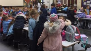 Plant Ysgol Dewi Sant, Llanelli yn cael brecwast
