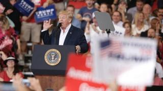 M. Trump défendait sa politique anti-réfugiés et il a également cité les attentats de Bruxelles, Nice et Paris.