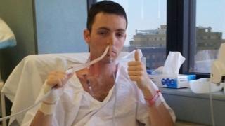 Dan Haslam no hospital fazendo quimioterapia