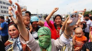 Awọn obinrin Uighur n ṣe iwọde lori biijọba China ti ṣe fi awọn mọlẹbi wọn si ahamọ.