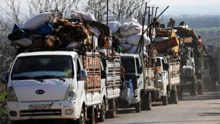 Afrin'de siviller evlerini terk ediyor.