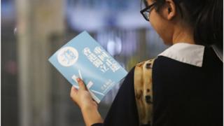 他们在校园外派发港独传单引发争议。
