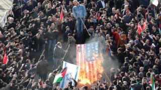 Manifestantes queman la bandera de EE.UU.
