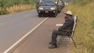 Shugaban Yuganda Yoweri Museveni yana amsa waya