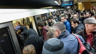 Personas en el metro