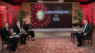 Demirören Medya'nın sahibi olduğu CNN TÜRK - Kanal D ortak yayınında Erdoğan'a soruları Ahmet Hakan, Buket Aydın ve Başak Şengül yöneltti.