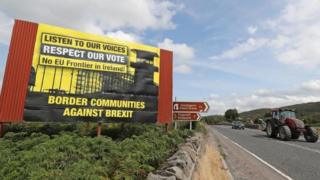 Рекламные щиты Anti Brexit на северной стороне границы между Ньюри в Северной Ирландии и Дандолком в Ирландской Республике