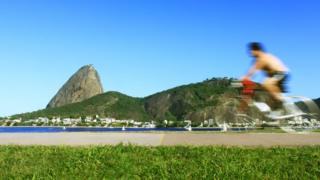 Homem andando de bicicleta no Rio