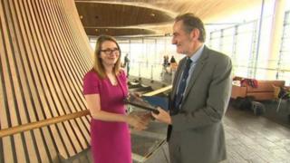 Yr Athro Diamond yn cyflwyno ei argymhellion i Kirsty Williams