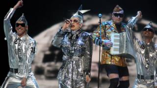 Sonraki yıl ise Ukraynalı drag queen Verka Serduchka, Finlandiya'daki finalde metalik kıyafetlerle ikinciliği aldı.