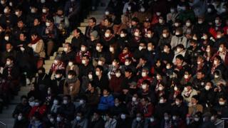 일본 정부는 축구경기 등 사람들이 많이 모이는 곳을 피하도록 권고했다