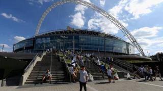 'Yan kallon wasan Tottenham da Liverpool a watan Oktoba