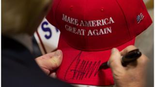 Кандидат в президенты от республиканцев Дональд Трамп подписывает шляпу после выступления на митинге в конференц-центре Коннектикута 15 апреля 2016 года в Хартфорде, штат Коннектикут. Республиканский первичный чемпионат штата Коннектикут 2016 года запланирован на 26 апреля 2016 года.
