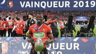 Le défenseur malien Hamari Traoré fête sa victoire en finale de Coupe de France.