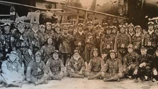Осама Ямада өзүнүн тарапташтары менен. Алардын көбү Экинчи дүйнөлүк согуш учурунда тапшырма аткарып жүрүп каза тапкан.
