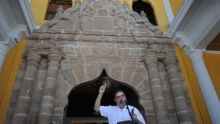 Un poeta recita sus versos durante el Festival Internacional de Poesía de Granada, Nicaragua.