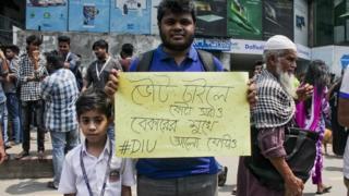 কোটার কারণে মেধাবীরা সুযোগ পাচ্ছেন না বলে অভিযোগ করছিলেন বিক্ষোভকারীরা।