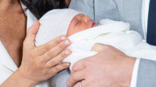Uma das primeiras fotos do bebê de Harry e Meghan Markle