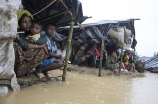 Familias se cubren en refugios improvisados de las fuertes lluvias del monzón