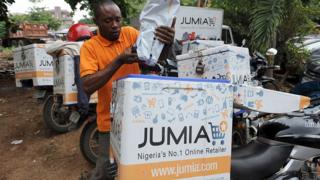 Un livreur de Jumia arrange un produit à l'entrepôt Ikeja de l'entreprise à Lagos.