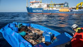 Alman yardım kuruluşu Sea Watch, İtalya açıklarında batan teknedeki göçmenleri kurtarmak için çalışıyor.