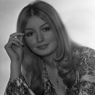 Mary Hopkin auctions off swinging 60s memorabilia - BBC News