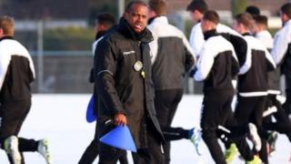 Sunday Oliseh da 'yan wasan kungiyar Fortuna Sittard