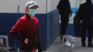 Migrante guatemalteco deportado de EE.UU. en cuarentena